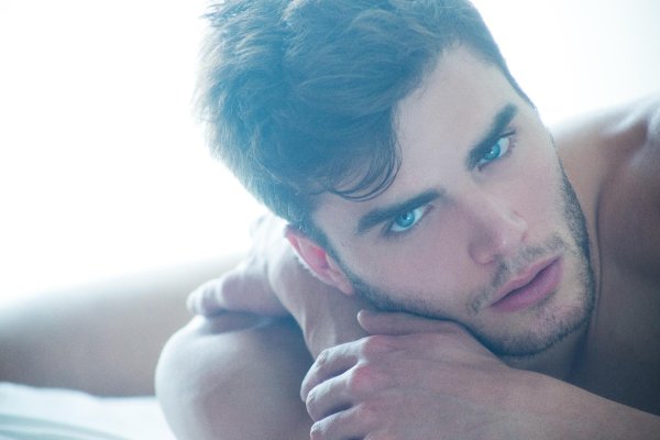 оливер модель брюнет