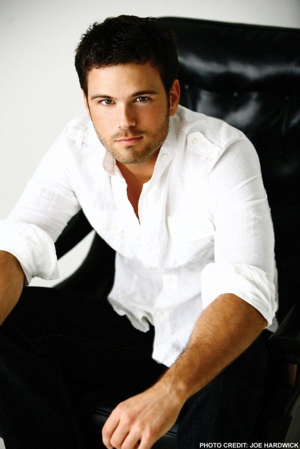 актер брюнет