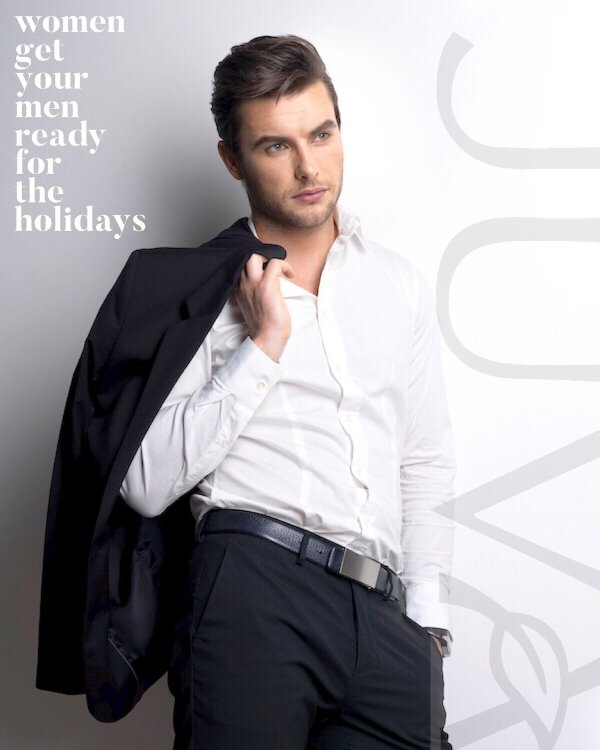 парень в белой рубашке