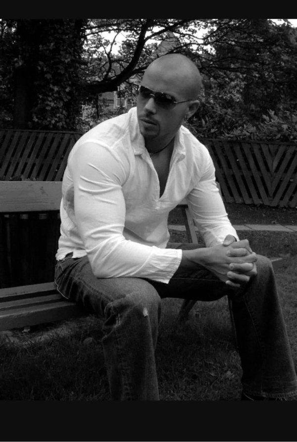 лысый парень в очках