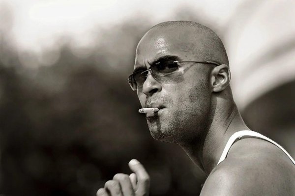 лысый парень в очках