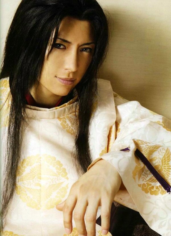 японец с длинными волосами