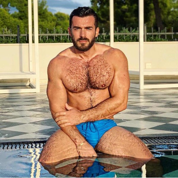 накаченный волосатый мужчина