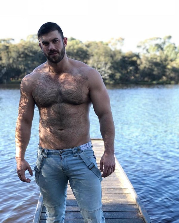 накаченный волосатый мужчина