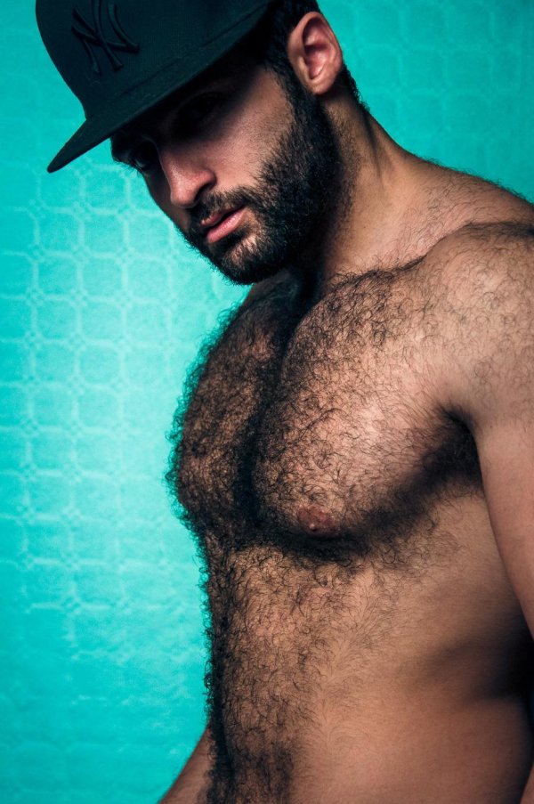 мужчина с волосатой грудью