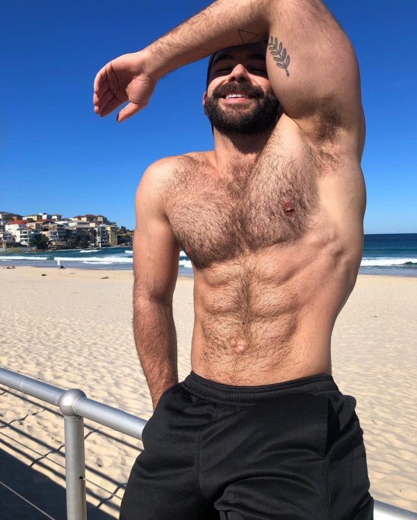 мужчина с волосатой грудью