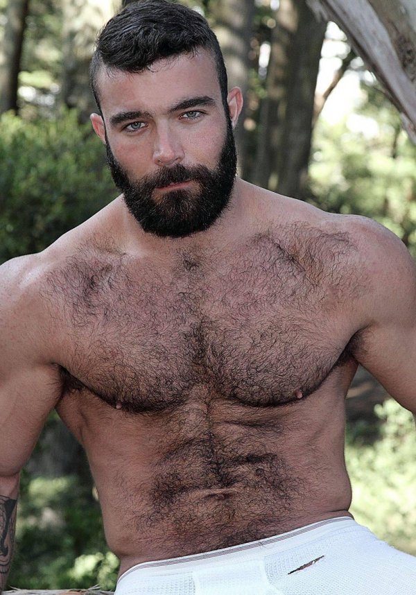 мужчина волосатый