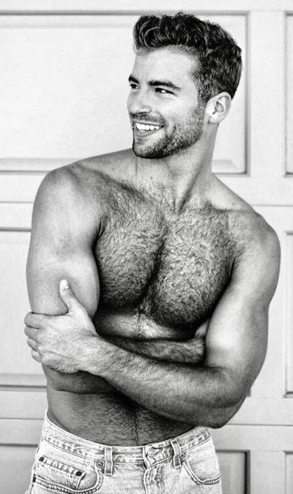 мужчина с волосатой грудью