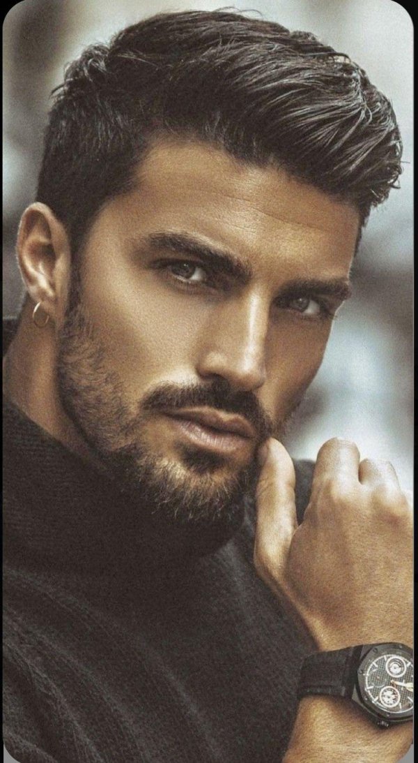 брутальный брюнет