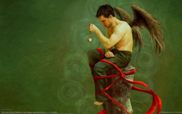 мужчина с крыльями