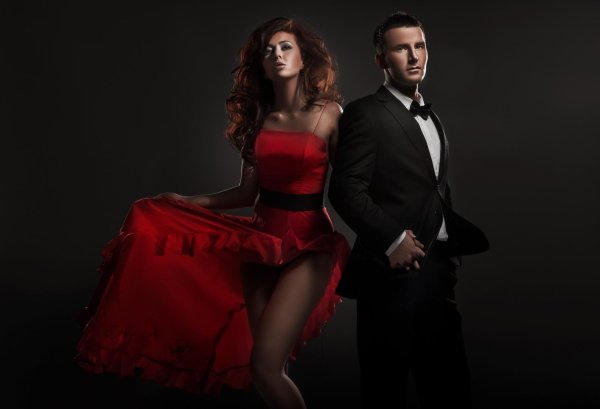 женщина в красном платье