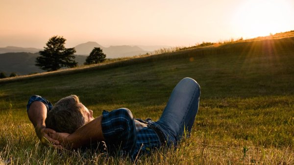 человек лежит на траве