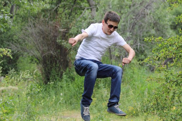 парень в лесу