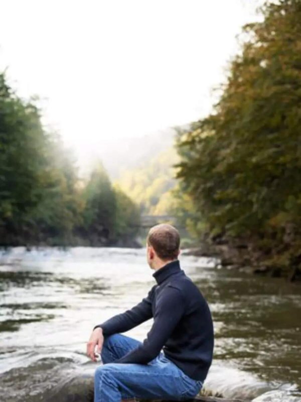 парни у реки