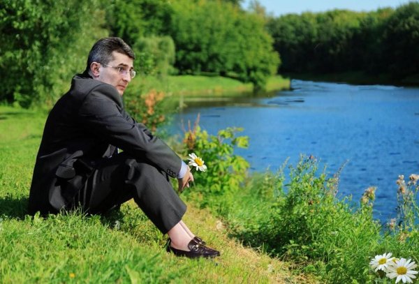 мужчина у реки