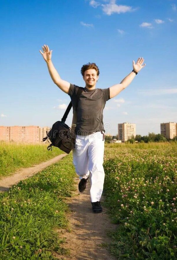 человек идет