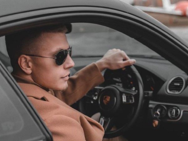 парень на машине