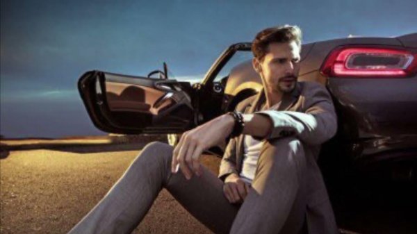 мужчина на машине