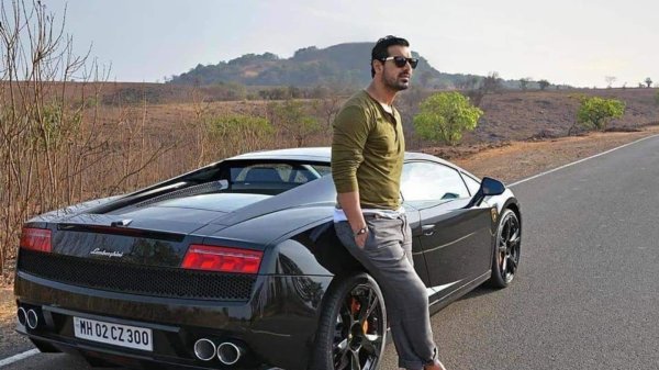 парень на машине