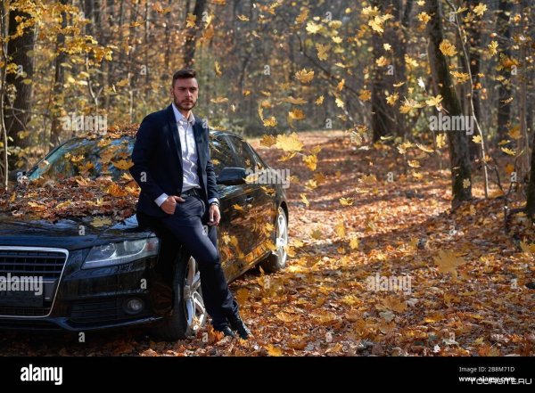 парень у машины осень