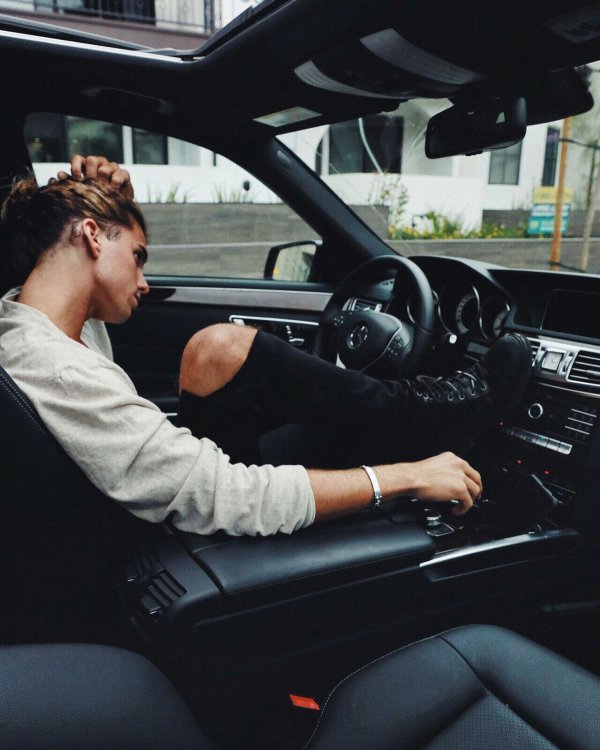 парень в авто