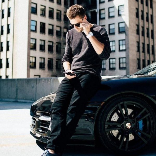 человек возле машины