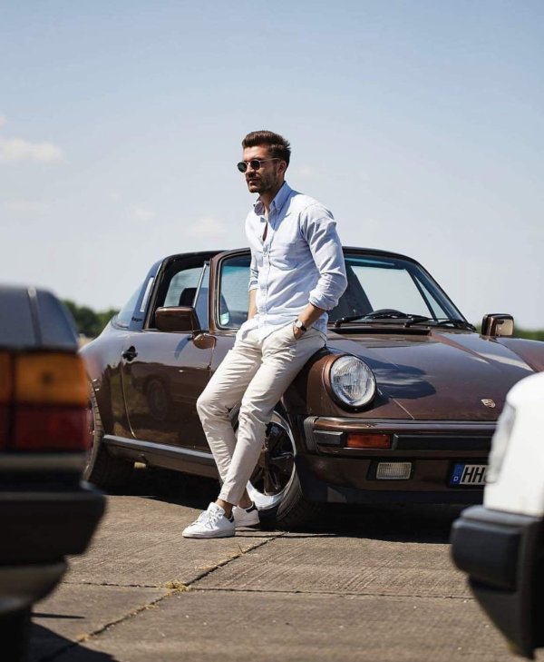 мужчина на машине