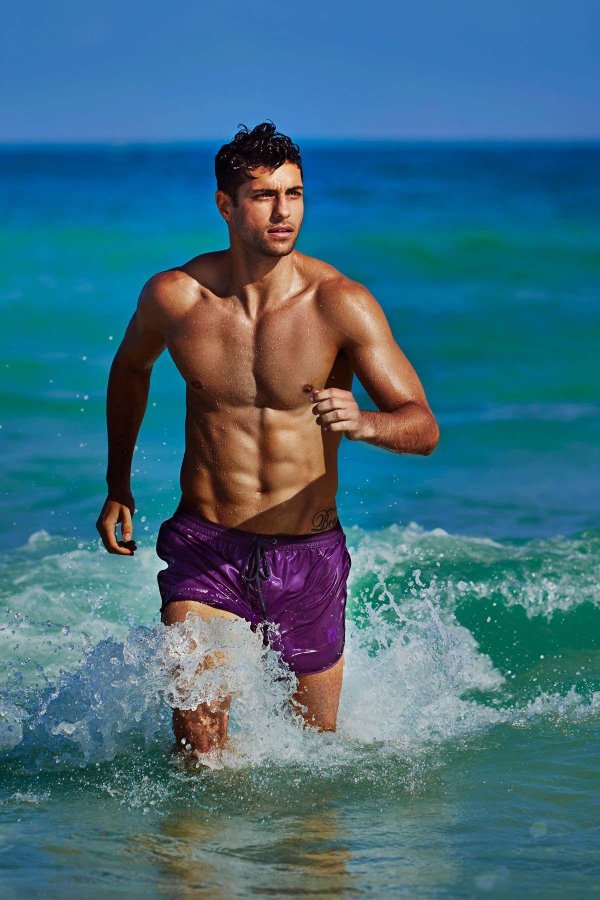 спортивные парни на пляже