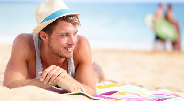 мужчина в шляпе у моря