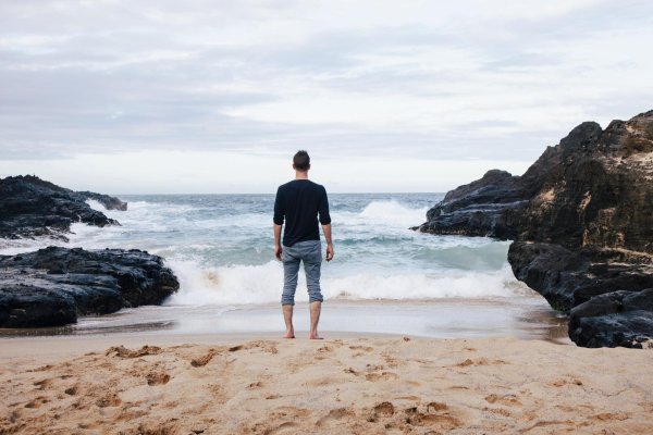 человек около моря