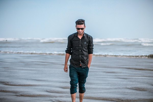 парень на берегу моря