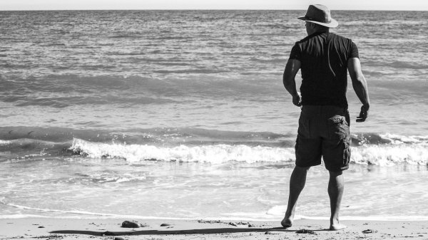 мужчина у моря