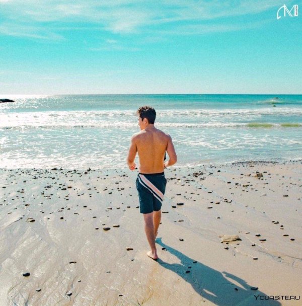 парень на пляже