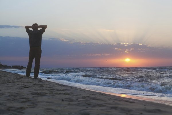 человек спиной к морю