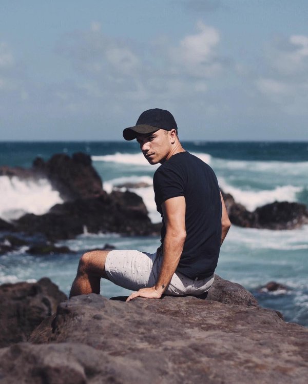 мужские позы для фотосессии на море