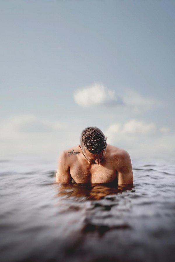 парень в воде