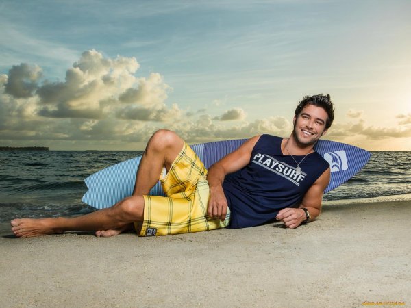 красивые мужчины на пляже