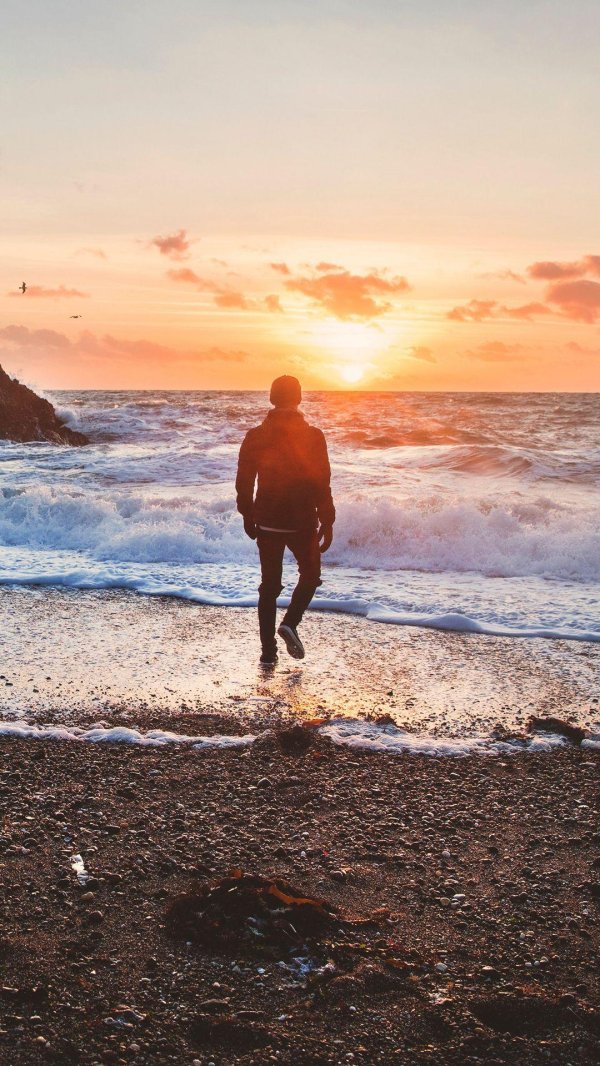 люди у моря