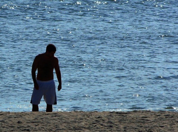 парень на берегу моря