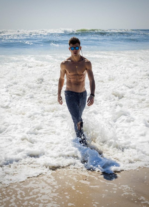 красивые мужчины на пляже