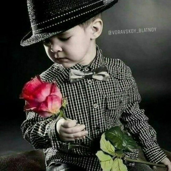 мальчик дарит цветы