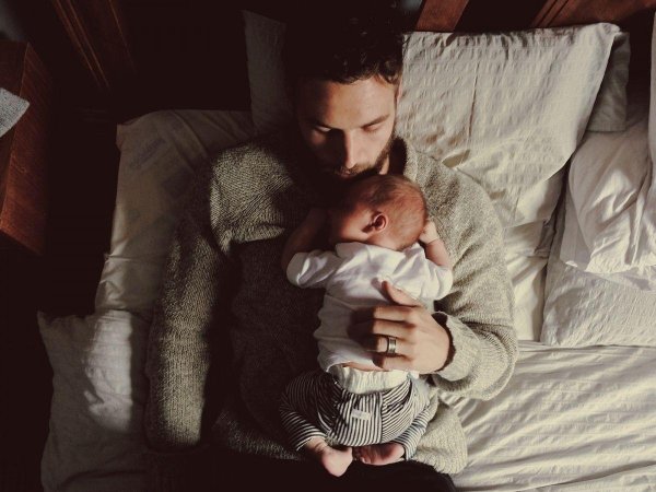 парень с ребенком