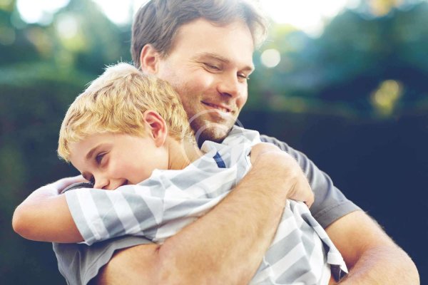 мальчик обнимает отца