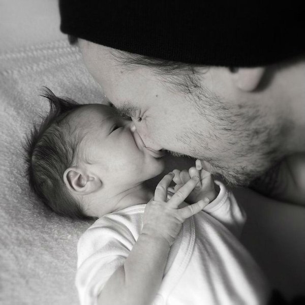 папа целует дочку