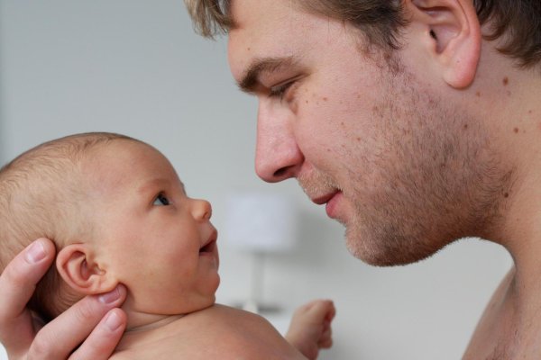 папа целует малыша