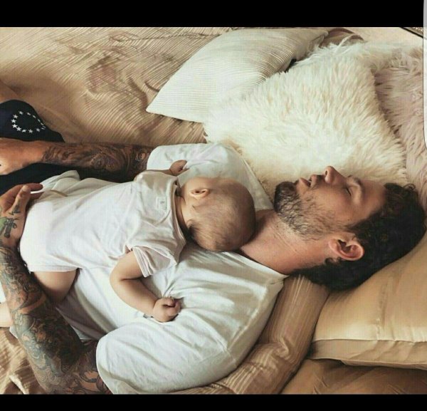 малыши с папами спят