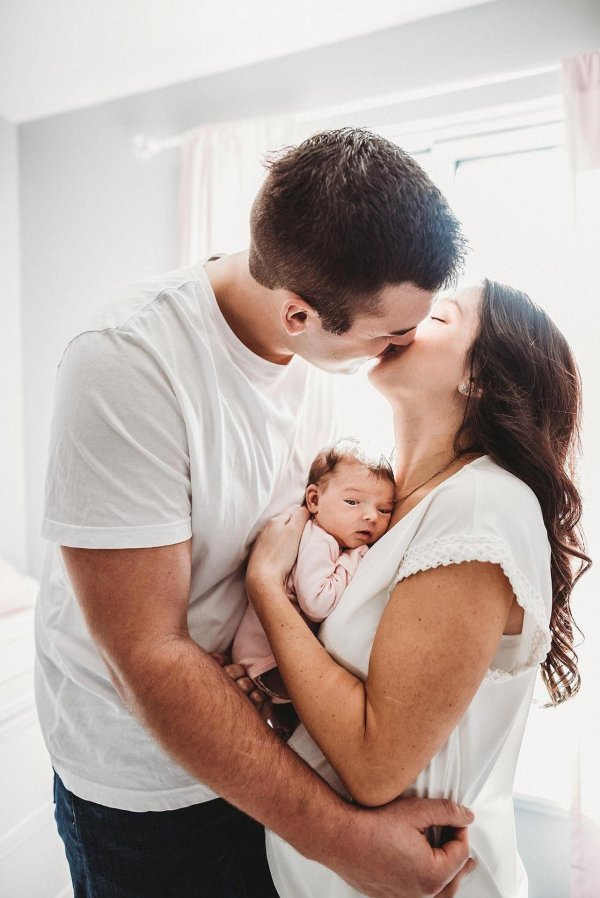 родители с младенцем