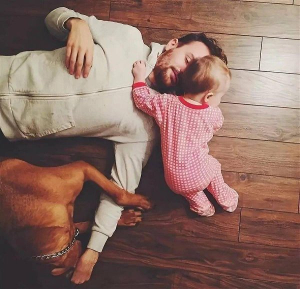 парень с ребенком