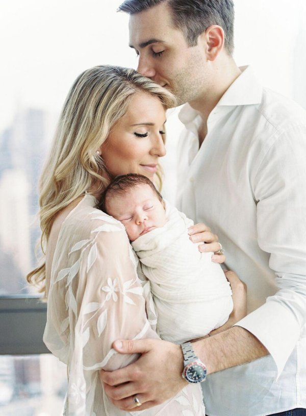 родители с младенцем