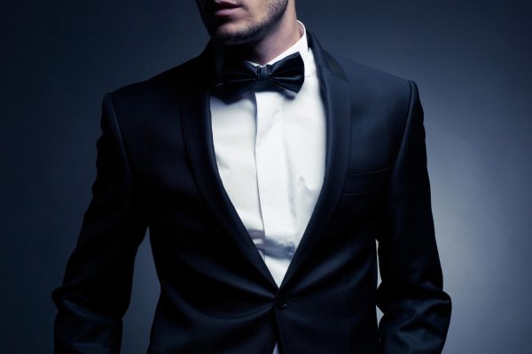 парень в костюме